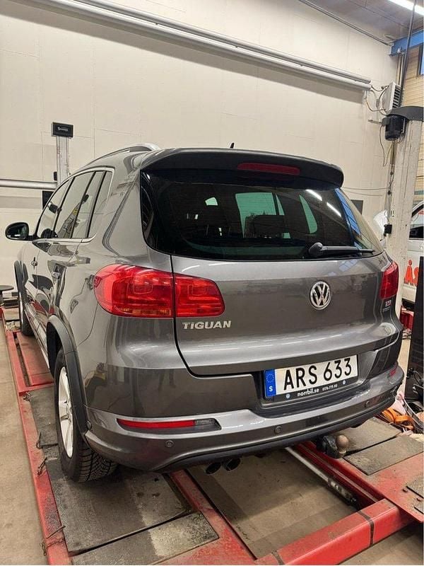 Begagnad VW Tiguan R-line 160 HK (117 kW) 2014 Grå SUV