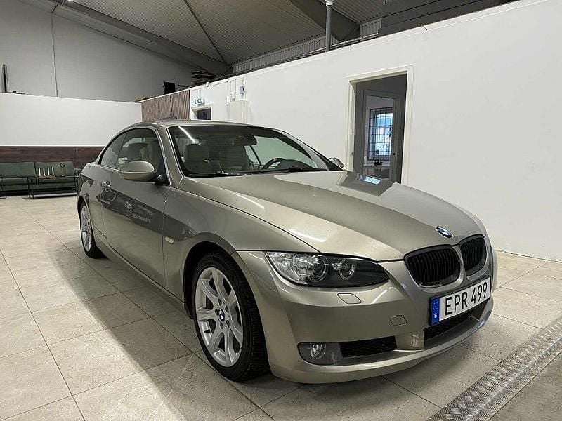 Ljusbrun Begagnad 2008 BMW 335 Cabriolet Comfort Edition Cab | 159 900 kr (Marknadspris) - Bild 1/4