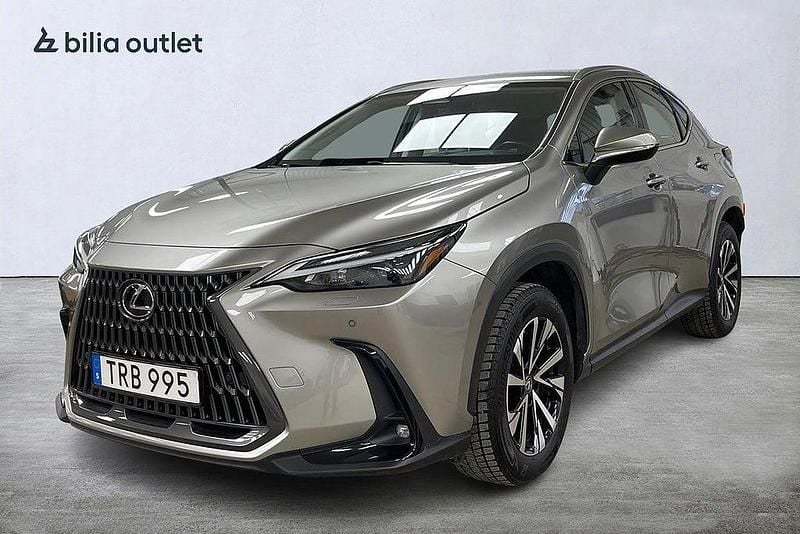 Ljusgrå Begagnad 2023 Lexus NX350h Business Edition SUV | 444 900 kr (Marknadspris) - Bild 1/4