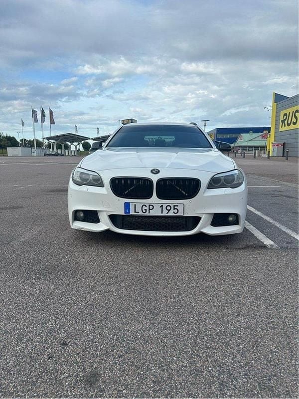 Vit Begagnad 2011 BMW 520 M Sport Kombi | 90 000 kr (Marknadspris) - Bild 1/4