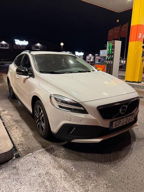 Begagnad 2018 Volvo V40 CC Kombi | 169 900 kr (Marknadspris) - Bild 1/4