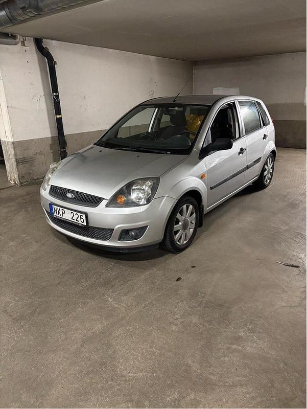 Grå Begagnad 2007 Ford Fiesta Halvkombi | 23 500 kr (Marknadspris) - Bild 1/3