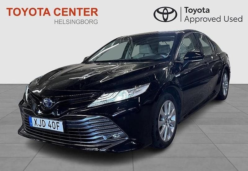 Svart Begagnad 2019 Toyota Camry Hybrid Executive Sedan | 289 900 kr (Marknadspris) - Bild 1/4