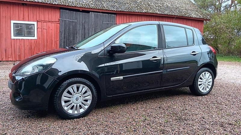 Svart Begagnad 2011 Renault Clio R.S. Halvkombi | 39 000 kr (Marknadspris) - Bild 1/4