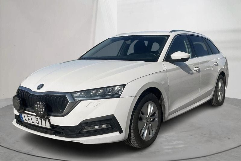Vit Begagnad 2023 Skoda Octavia Sedan | 210 000 kr (Superpris) - Bild 1/4
