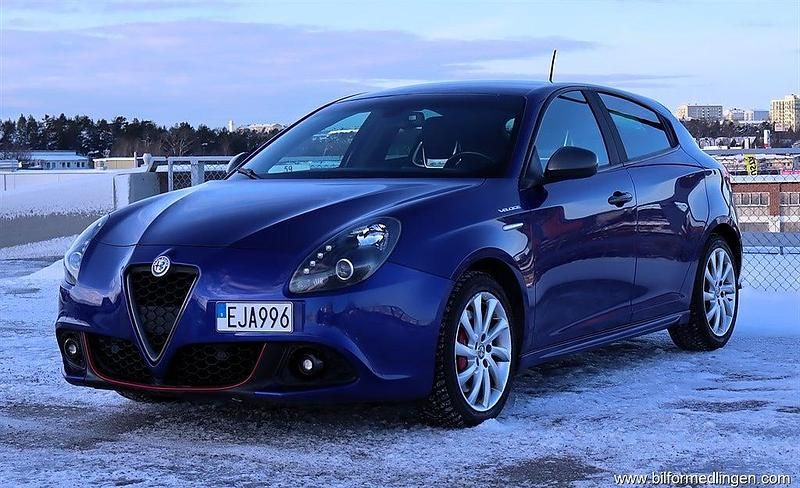 Blå Begagnad 2017 Alfa Romeo Giulietta Veloce Halvkombi | 199 500 kr - Bild 1/4