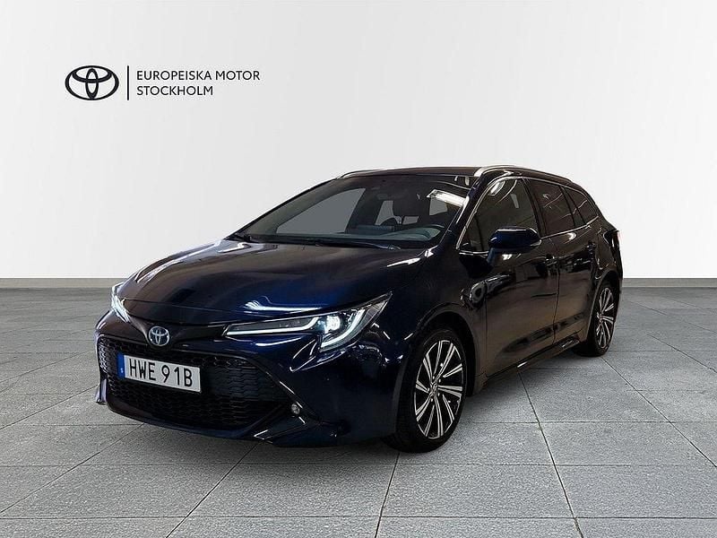 Mörkblå Begagnad 2022 Toyota Corolla Style Kombi | 284 900 kr (Marknadspris) - Bild 1/4