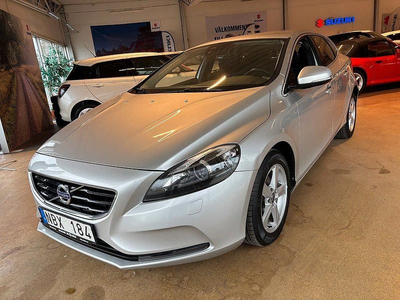 Ljusgrå Begagnad 2012 Volvo V40 Kombi | 104 900 kr (Marknadspris) - Bild 1/4