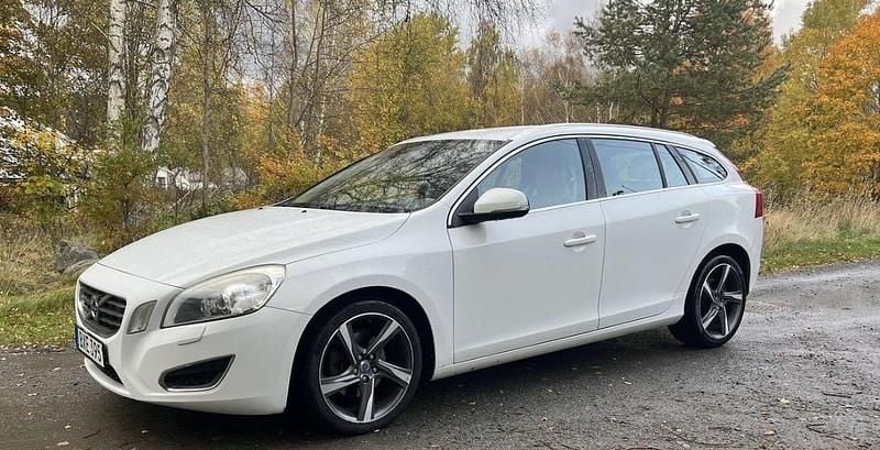 Vit Begagnad 2012 Volvo V60 Summum Kombi | 75 000 kr (Marknadspris) - Bild 1/4