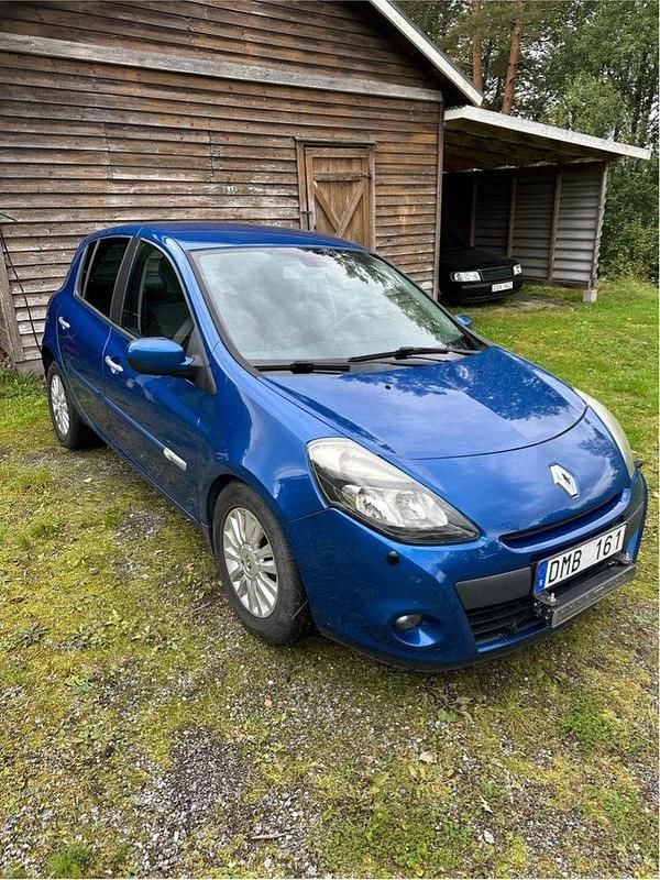 Blå Begagnad 2010 Renault Clio R.S. Halvkombi | 33 000 kr (Marknadspris) - Bild 1/4