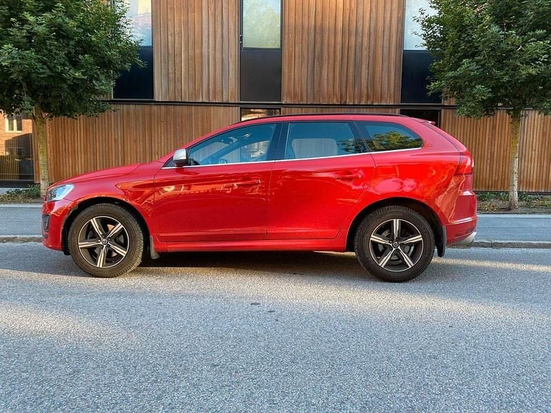 Röd Begagnad 2016 Volvo XC60 R-Design SUV | 248 500 kr (Lite dyr) - Bild 1/4