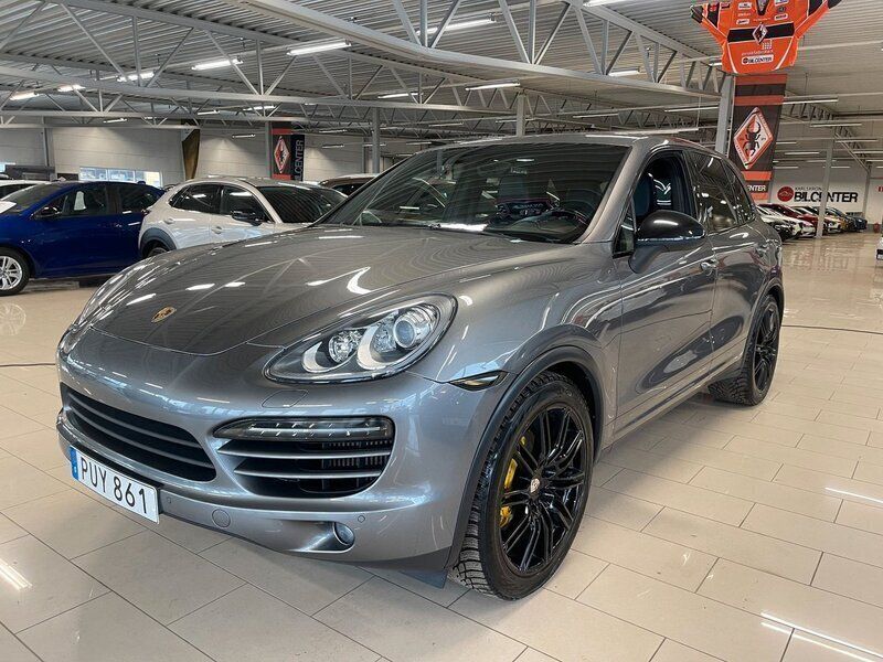 Mörkgrå (grå metallic) Begagnad 2012 Porsche Cayenne SUV | 219 000 kr (Marknadspris) - Bild 1/4