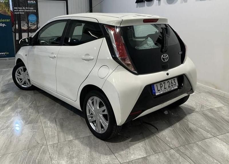 Vit Begagnad 2016 Toyota Aygo X-play Halvkombi | 61 000 kr (Marknadspris) - Bild 1/4