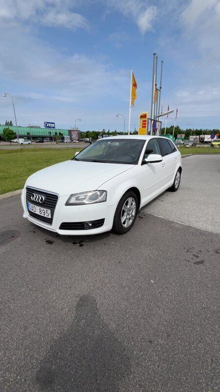 Vit Begagnad 2013 Audi A3 Sportback Attraction Halvkombi | 47 999 kr (Superpris) - Bild 1/4