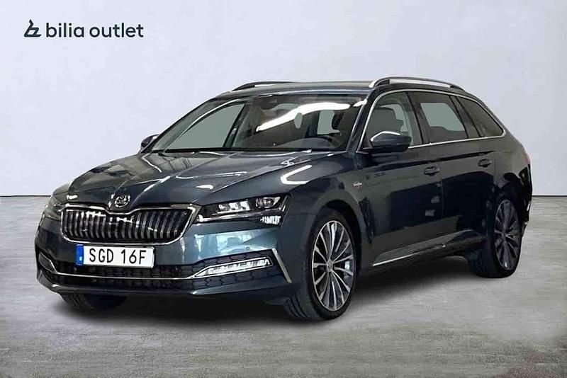 Grå Begagnad 2021 Skoda Superb Kombi | 324 900 kr (Marknadspris) - Bild 1/1