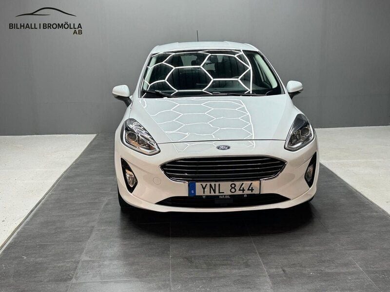 Vit Begagnad 2017 Ford Fiesta Titanium Halvkombi | 79 900 kr (Marknadspris) - Bild 1/4
