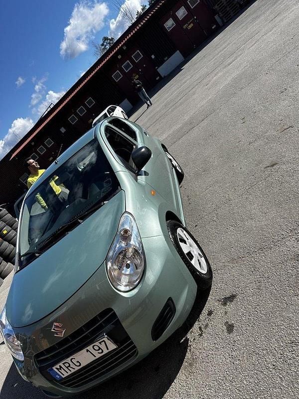Grön Begagnad 2011 Suzuki Alto Halvkombi | 25 500 kr (Marknadspris) - Bild 1/4