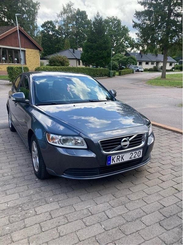 Grå Begagnad 2011 Volvo S40 Kinetic Sedan | 49 000 kr (Marknadspris) - Bild 1/4