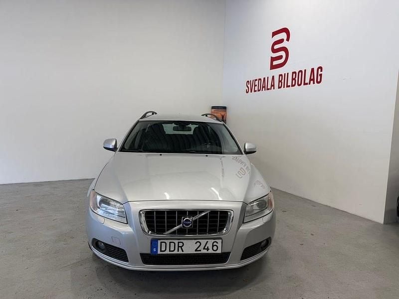 Begagnad Volvo V70 Momentum 234 HK (172 kW) 2010 Grå Kombi