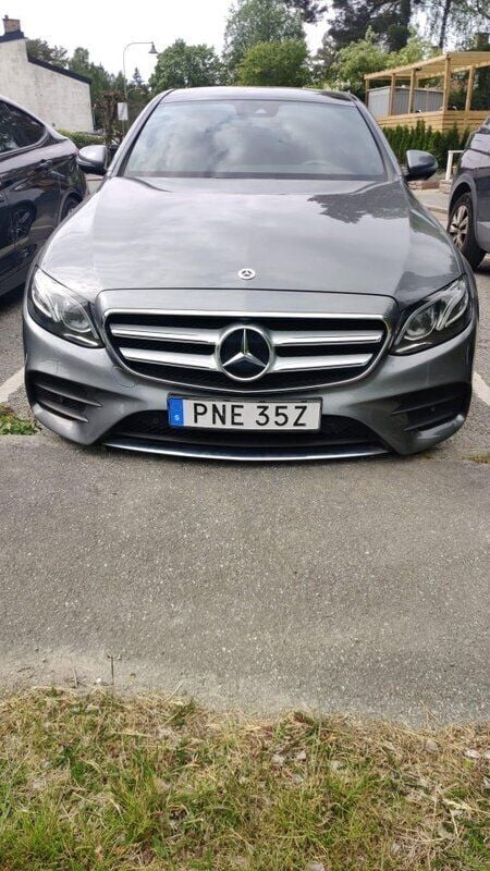 Grå Begagnad 2019 Mercedes E220 AMG line Sedan | 280 000 kr (Superpris) - Bild 1/4