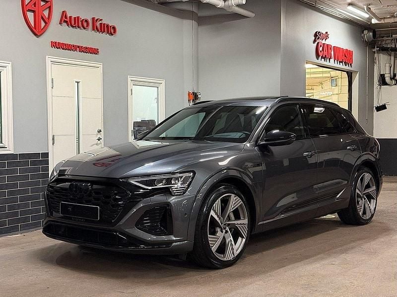 Grå Begagnad 2023 Audi Q8 e-tron S-Line SUV | 739 000 kr (Dyr) - Bild 1/4