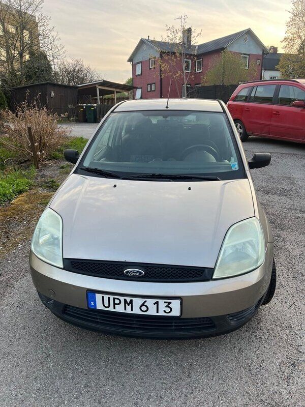 Silver Begagnad 2004 Ford Fiesta Halvkombi | 15 900 kr (Marknadspris) - Bild 1/4