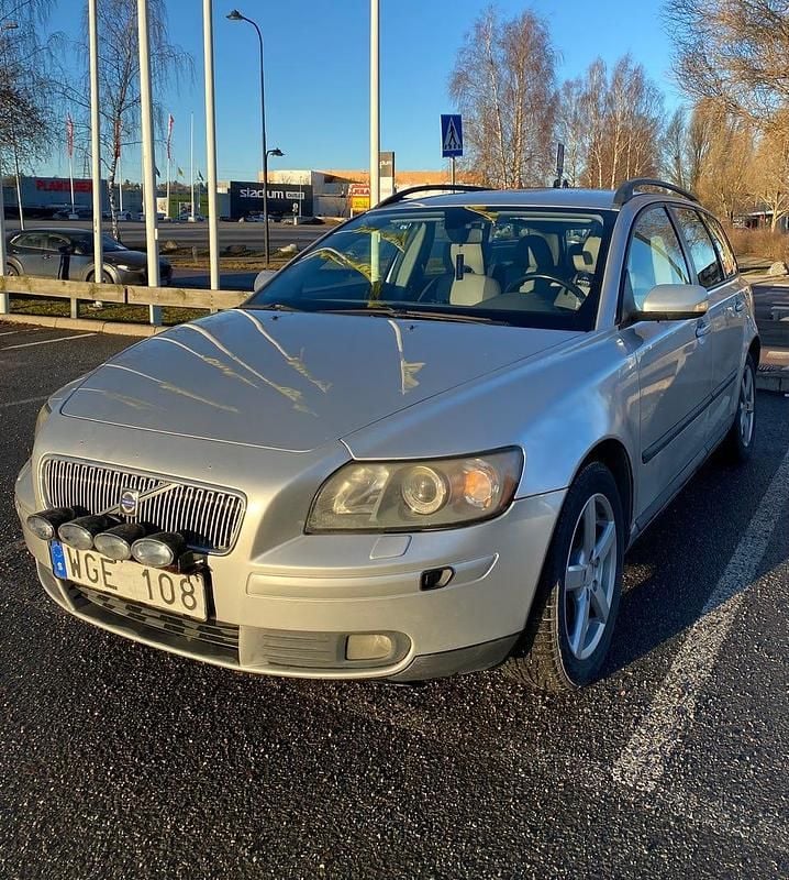 Silver metallic Begagnad 2005 Volvo V50 Kombi | 14 900 kr (Marknadspris) - Bild 1/4