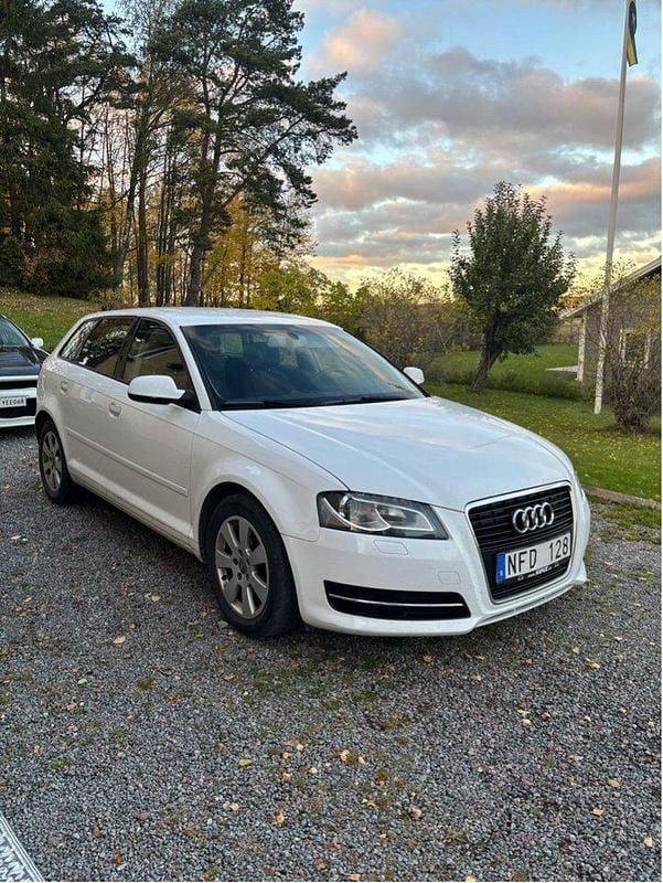 Vit Begagnad 2013 Audi A3 Sportback Attraction Halvkombi | 70 000 kr - Bild 1/4