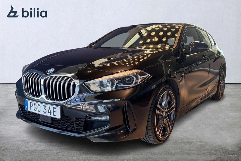 Svart Begagnad 2021 BMW 120 M Sport Halvkombi | 279 900 kr (Marknadspris) - Bild 1/3