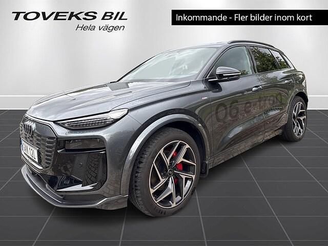 Daytonagrå pärleffekt Begagnad 2025 Audi Q6 e-tron S-Line SUV | 869 900 kr (Bra pris) - Bild 1/4