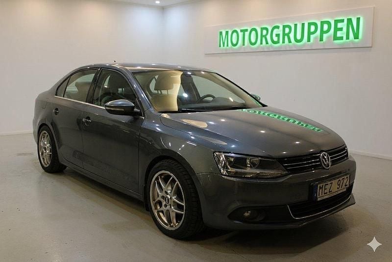 Mörkgrå (grå) Begagnad 2011 VW Jetta Highline Sedan | 79 900 kr (Marknadspris) - Bild 1/4