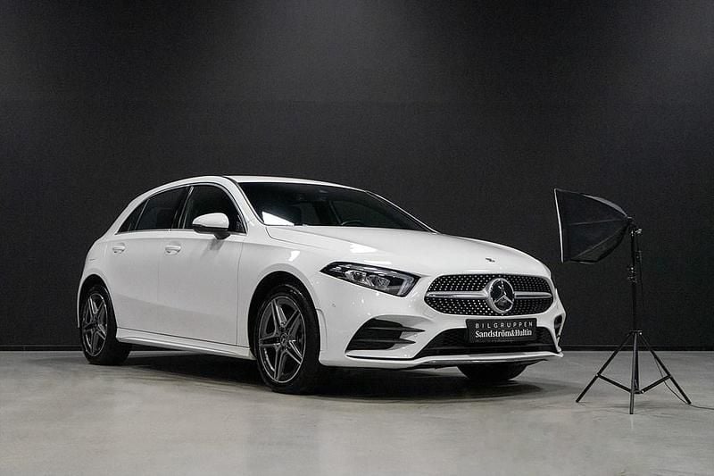 Vit Begagnad 2022 Mercedes A250 Advanced Halvkombi | 309 000 kr (Marknadspris) - Bild 1/4