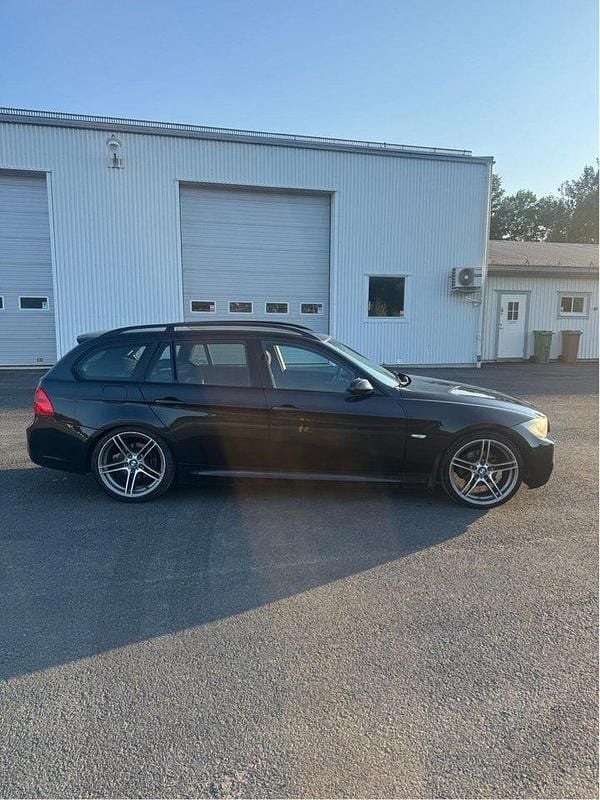 Svart Begagnad 2006 BMW 320 M Sport Kombi | 55 000 kr (Marknadspris) - Bild 1/4