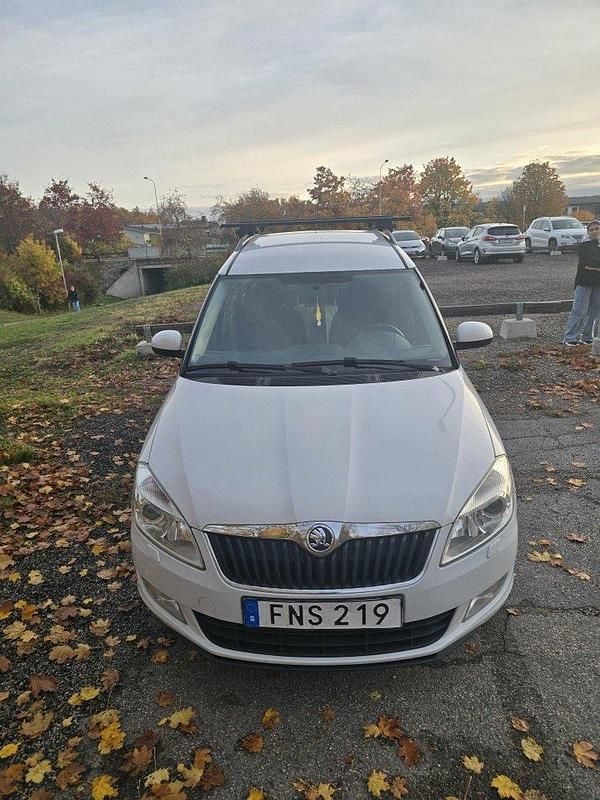 Vit Begagnad 2015 Skoda Roomster Minibuss | 53 000 kr (Marknadspris) - Bild 1/4