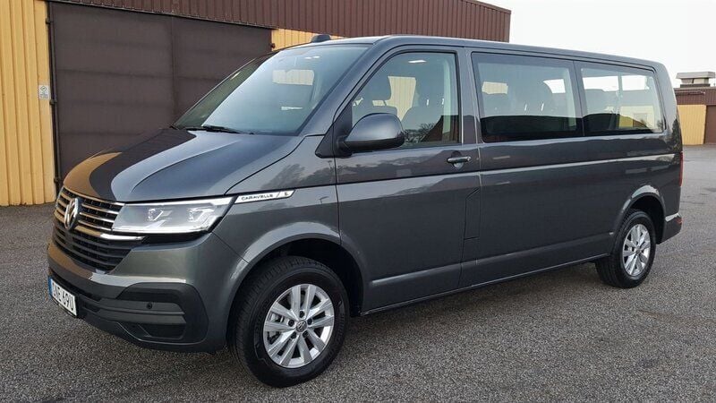 Grå Begagnad 2021 VW Caravelle Comfortline Minibuss | 569 000 kr - Bild 1/4