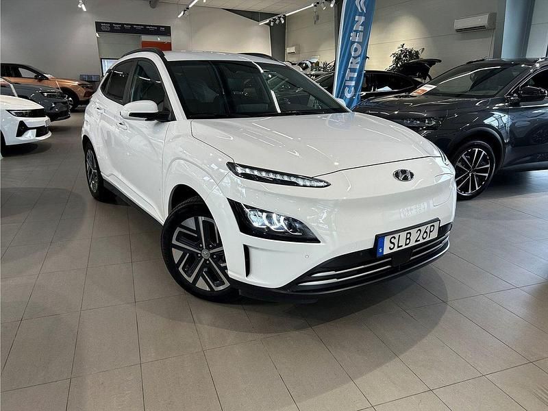 Vit Begagnad 2022 Hyundai Kona Essential SUV | 214 900 kr (Marknadspris) - Bild 1/4