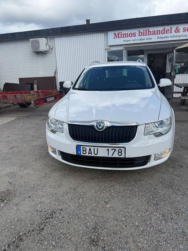 Vit Begagnad 2012 Skoda Superb Elegance Kombi | 69 900 kr (Marknadspris) - Bild 1/4