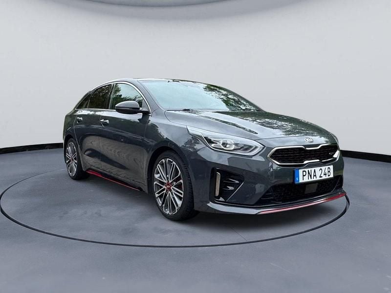 Grå Begagnad 2020 Kia ProCeed GT 2 Halvkombi | 209 900 kr (Marknadspris) - Bild 1/4