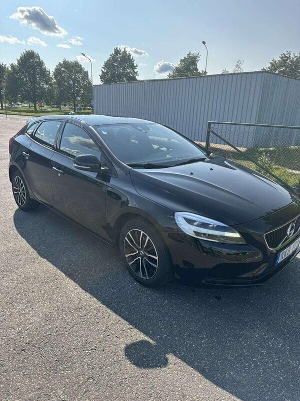 Svart Begagnad 2017 Volvo V40 Momentum Kombi | 160 000 kr (Lite dyr) - Bild 1/4