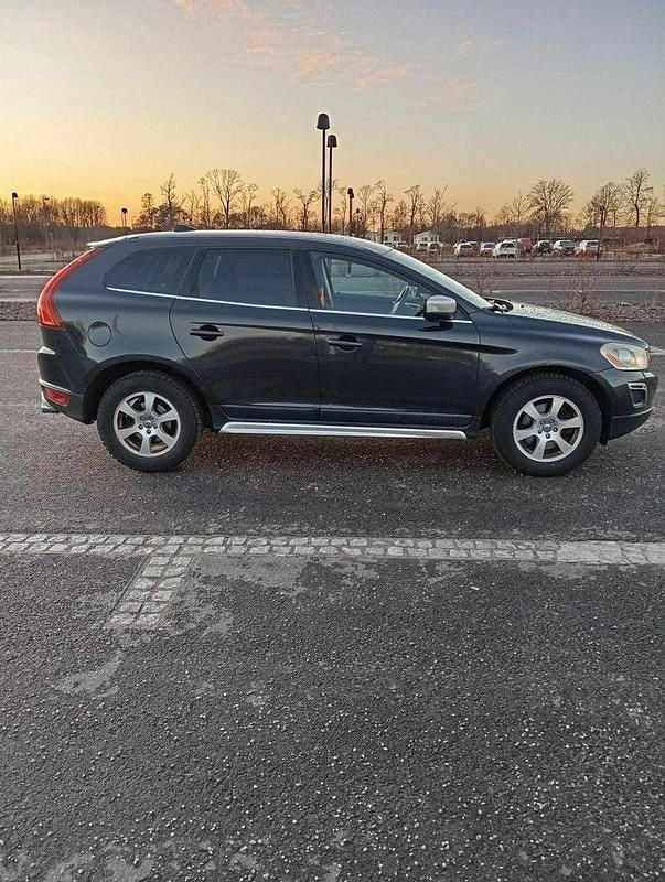 Grå Begagnad 2013 Volvo XC60 R-Design SUV | 91 000 kr (Bra pris) - Bild 1/4