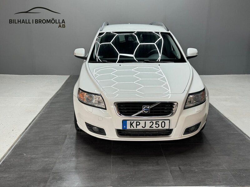 Vit Begagnad 2010 Volvo V50 Momentum Kombi | 42 900 kr (Marknadspris) - Bild 1/4