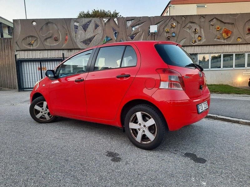 Röd Begagnad 2010 Toyota Yaris Halvkombi | 51 000 kr (Marknadspris) - Bild 1/4