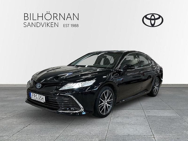 Svart Begagnad 2021 Toyota Camry Hybrid Executive Sedan | 329 900 kr (Marknadspris) - Bild 1/3