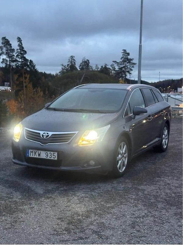 Begagnad 2009 Toyota Avensis Premium Kombi | 70 000 kr (Marknadspris) - Bild 1/4