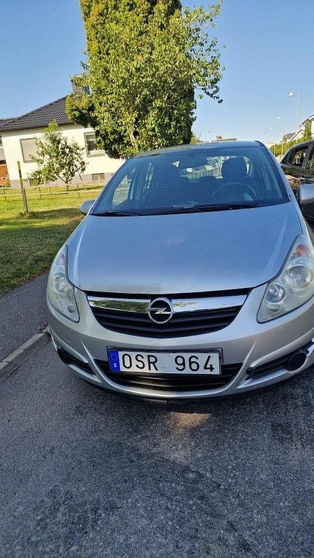 Grå Begagnad 2008 Opel Corsa Halvkombi | 27 000 kr (Marknadspris) - Bild 1/4
