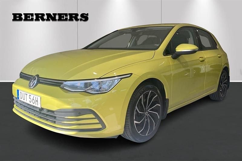 Gul Begagnad 2021 VW Golf VIII Life Halvkombi | 239 900 kr (Marknadspris) - Bild 1/4