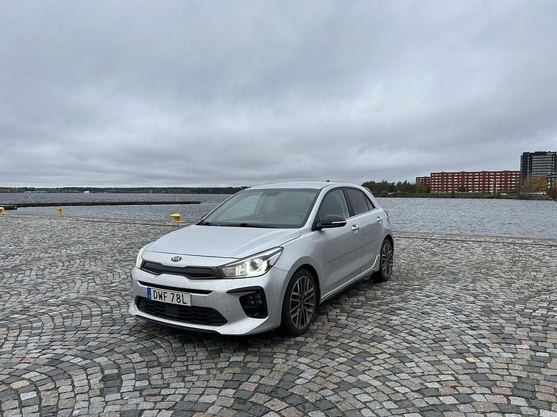 Silver Begagnad 2020 Kia Rio Halvkombi | 145 000 kr (Superpris) - Bild 1/4