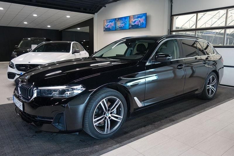 Svart Begagnad 2021 BMW 520 Kombi | 379 000 kr (Lite dyr) - Bild 1/4