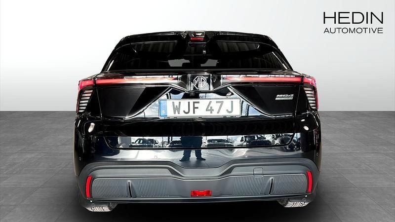 Begagnad MG MG4 EV Luxury 150 kW (204 HK) 2022 Svart Halvkombi