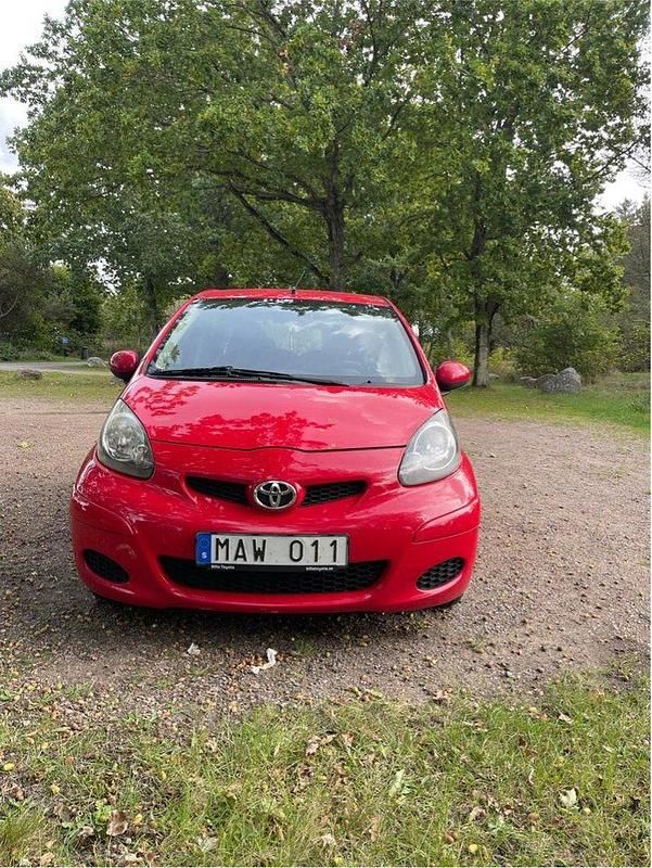 Röd Begagnad 2011 Toyota Aygo Halvkombi | 29 500 kr (Marknadspris) - Bild 1/4